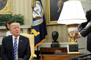 Zbrka u Ovalnoj sobi: Slomljen sto, umalo oborena lampa