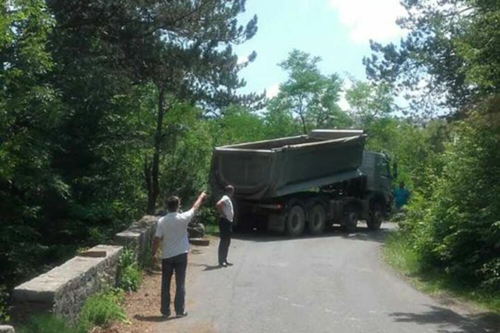 kamioni gume Lovćen, Foto: Čitalac Vijesti