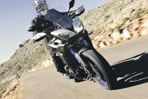 Vozio motor i sijao pare po drumu