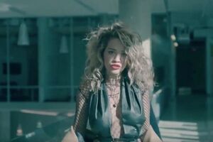 Rita Ora u novom spotu pleše tokom poslovnog sastanka
