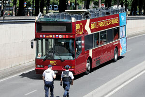 Turistički autobus u Parizu udario u most, četvoro povrijeđenih