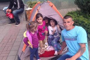 Na ulici jer nijesu imali za kiriju: Pod šatorom troje djece i...