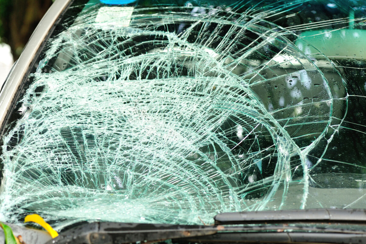 Снять разбитое. Разбитое лобовое стекло. Трещина на лобовом стекле. Лобовое стекло машины. Разбитое стекло автомобиля.