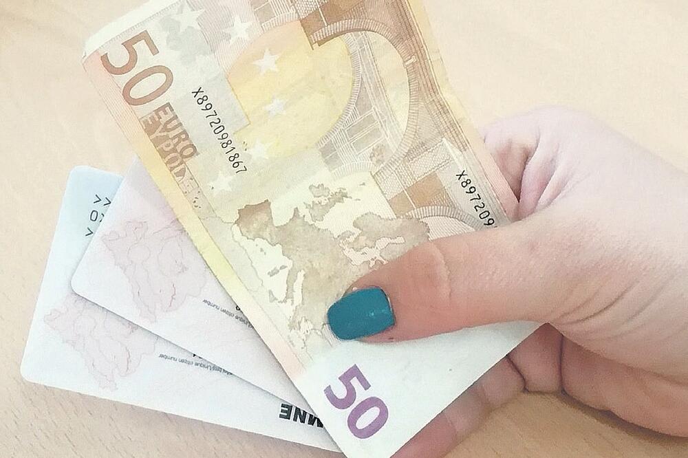 lična karta, novac, Foto: D. Mihajlović