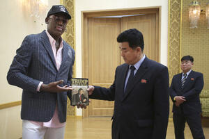 "Stari prijatelj" Rodman poklonio Kim Džong Unu Trampovu knjigu,...