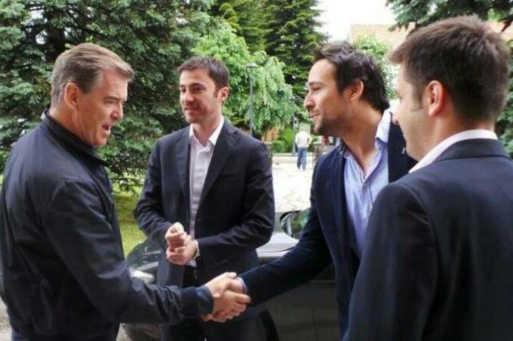 Pirs Brosnan, Aleksandar Bogdanović