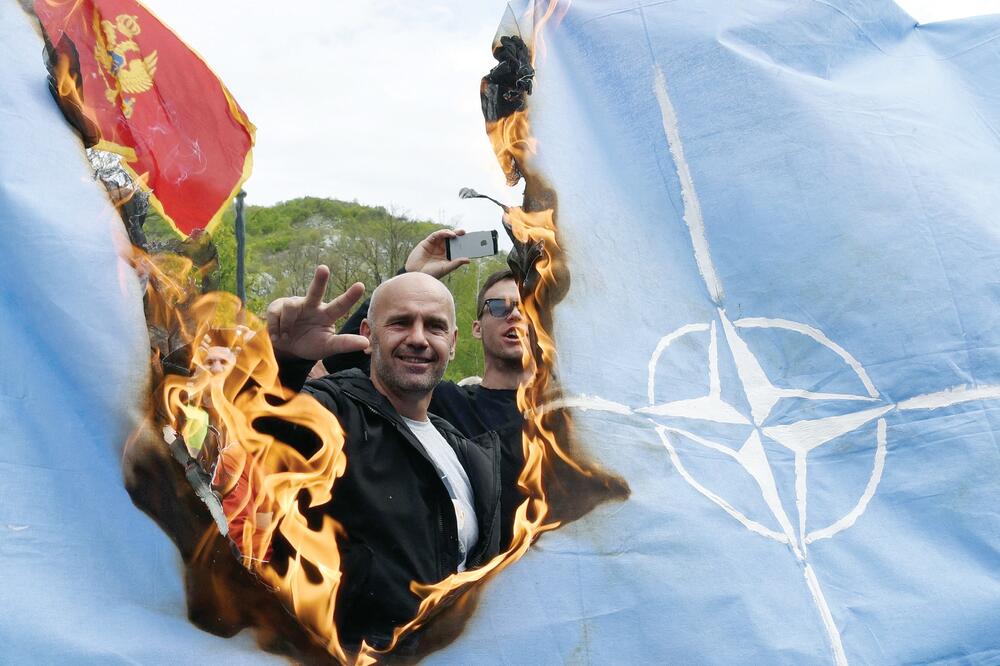 paljenje zastave NATO, Foto: Boris Pejović