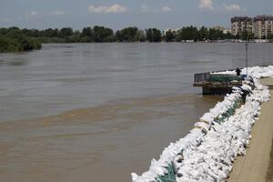 RTS: U Vršcu poplavljene kuće, oko 40 ljudi evakuisano, stradala...