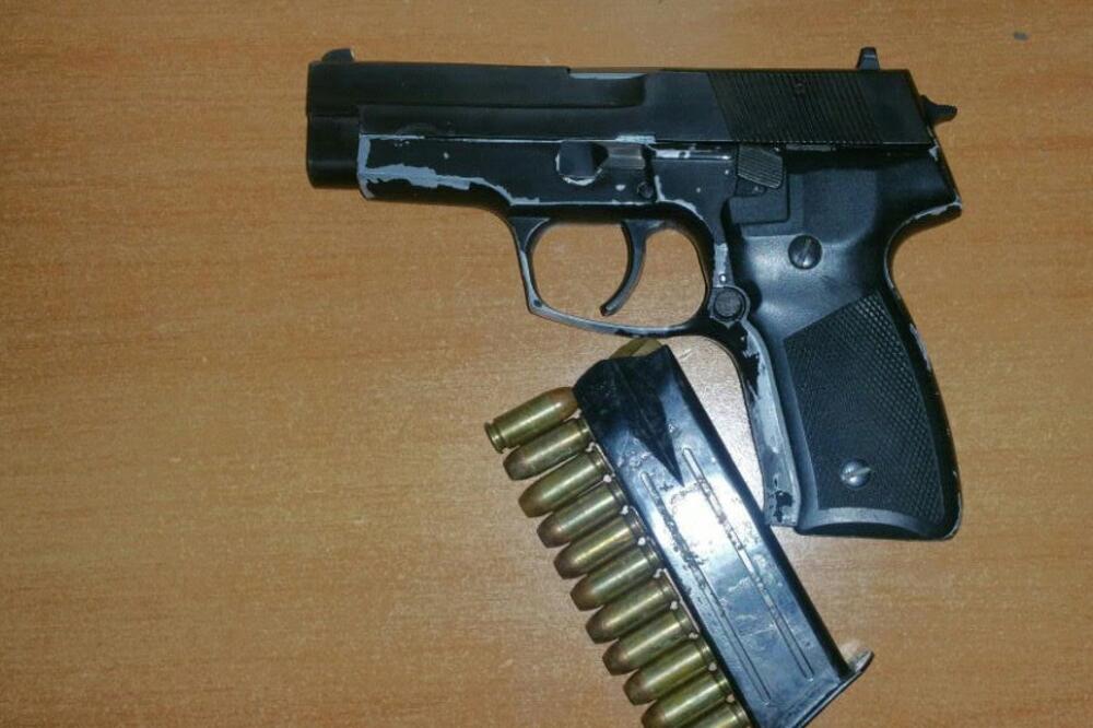 Pištolj CZ 99, municija, Foto: Uprava policije