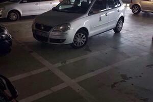 Službeno vozilo Opštine Budva subotom u "Delti"