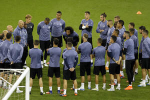 Galaktički napad na probuđenog velikana