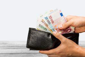 Prosječna plata 512 eura, za godinu veća 13 eura