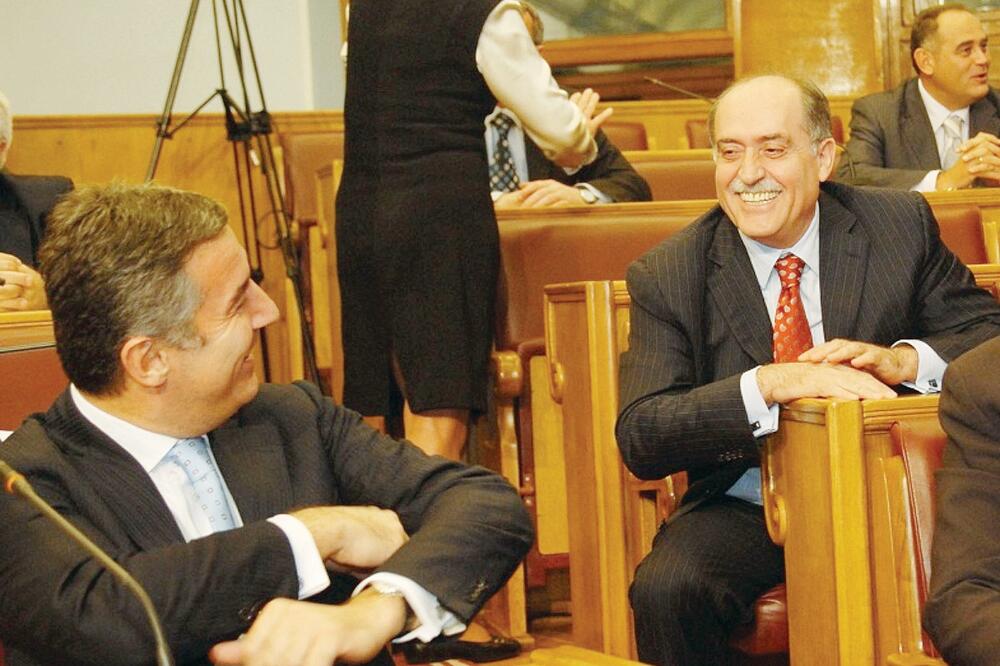 Milo Đukanović, Milan Roćen (Novina)