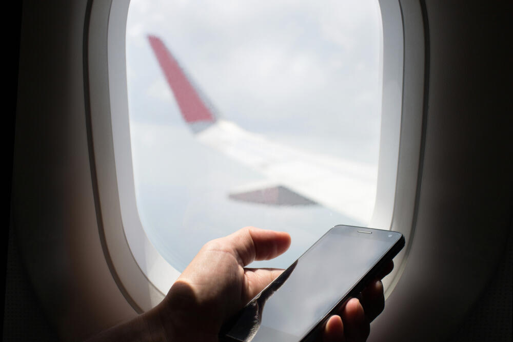Telefon u avionu, Foto: Shutterstock