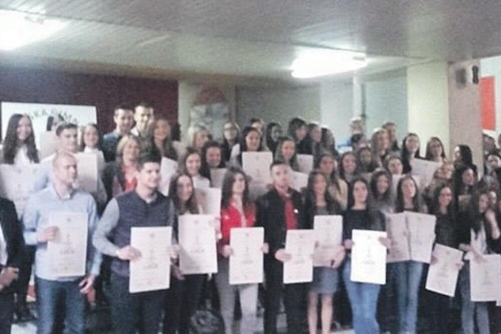 Gimnazija Berane, dodjela Luča, Foto: Gimnazija