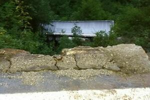 Put Kolašin-Podgorica: Kamion sletio sa puta, zaustavila ga stabla