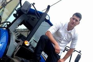 Nikšićanin na matursko došao traktorom