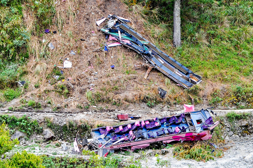 Autobus, pad, Foto: Shutterstock