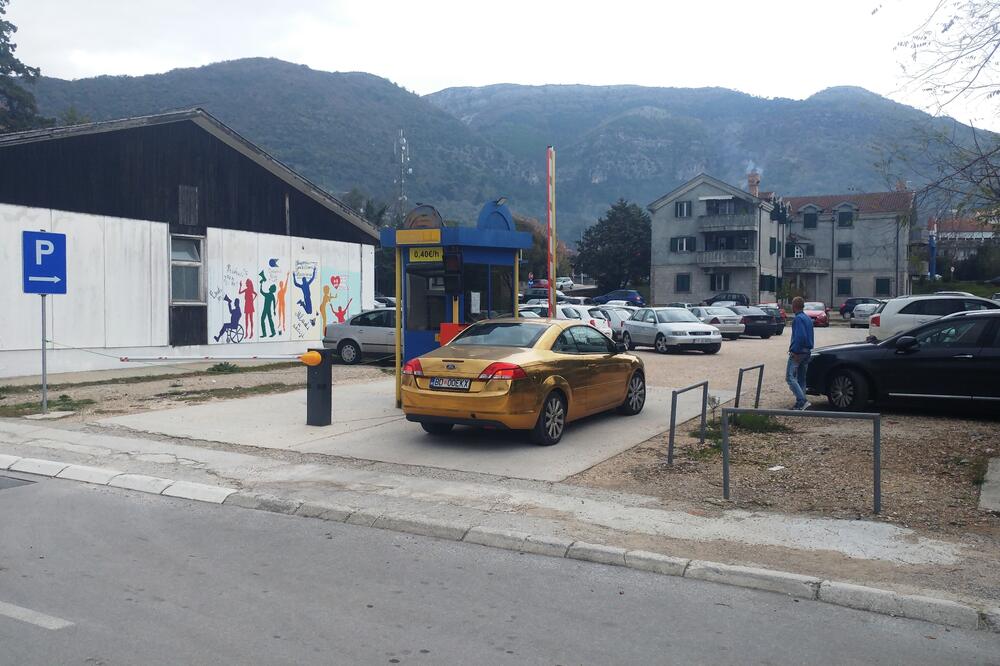 Sa jednog od tivatskih parkirališta, Foto: Siniša Luković