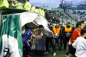 Prekinut derbi, Vladimira Ivića pogodila limenka u glavu