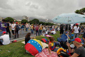 Kartaju se, dijele hranu: Na proteste u Venecueli dolaze sa...