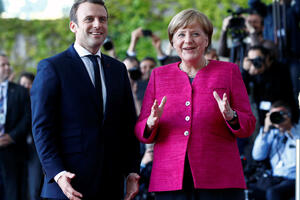 Merkel i njeni Francuzi: Od Makrona je starija 23 godine, ali bar...
