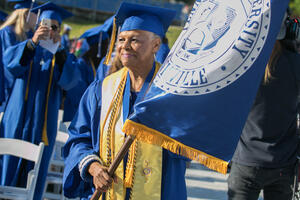 SAD: 72-godišnja baka diplomirala 55 godina nakon što je upisala...
