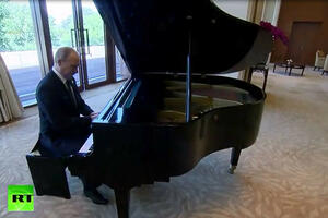 Pogledajte: Putin svira ruske pjesme na klaviru u rezidenciji Si...