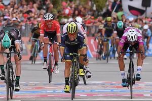 Juen sprints the seventh stage, Jungels still in the pink shirt
