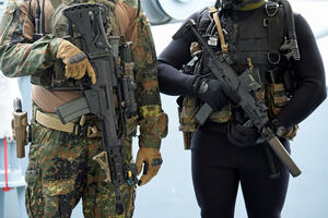 Iz vojnog vozila u Njemačkoj ukradene automatske puške i pištolj
