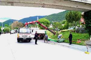 Tivat: Dizalica udarila u nadvožnjak, pa se otkinula i blokirala...