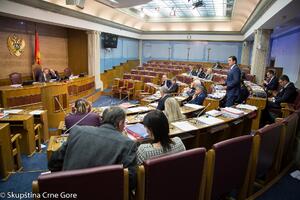 SDP predala 28 potpisa za raspravu o "Koverti"