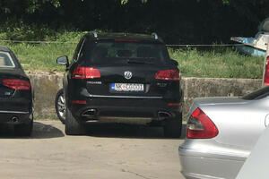 Grbović na neradni dan službenim vozilom u Herceg Novom