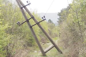 Herceg Novi: Stubovi za struju nasred markirane pješačke staze