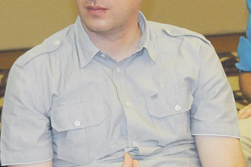 Aleksandar Perović (Novina)