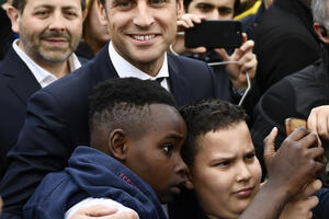 Anketa: Porasla prednost Makrona pred izbore