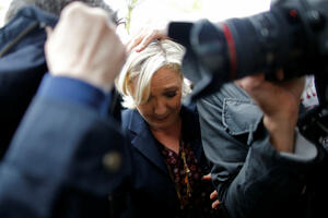 Francuska: Le Penovu demonstranti gađali jajima