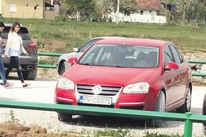 Službeni auto ispred restorana: Jasavić tvrdi da je 1. maja radio
