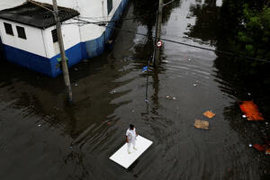 U poplavama u Indoneziji stradalo 13 osoba