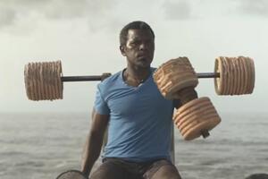Afrikanac od smeća iz okeana napravio teretanu na plaži Santa Maria