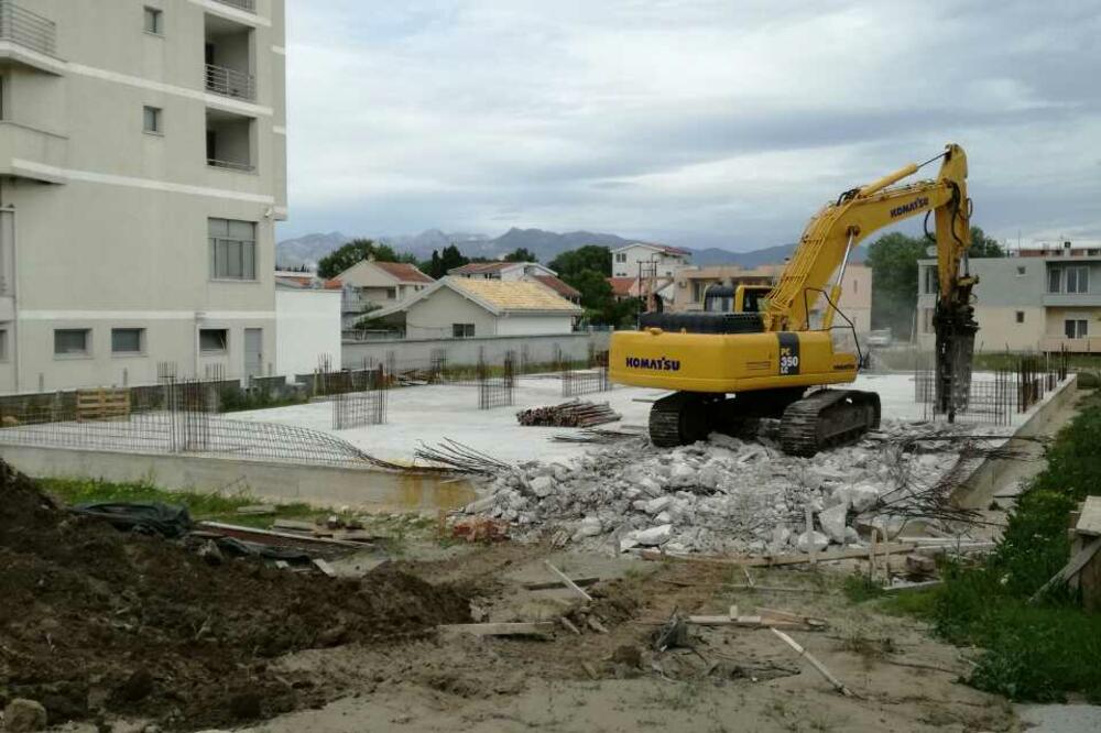 Halil Osmanolaj, porušena ploča, Foto: Samir Adrović