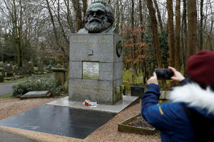 Oskrnavljen Marksov grob u Londonu