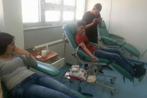 Maturanti Srednje stručne škole iz Berana dobrovoljno dali krv