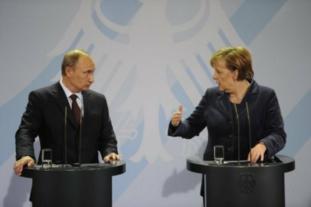 Putin Merkel, Foto: Rojters