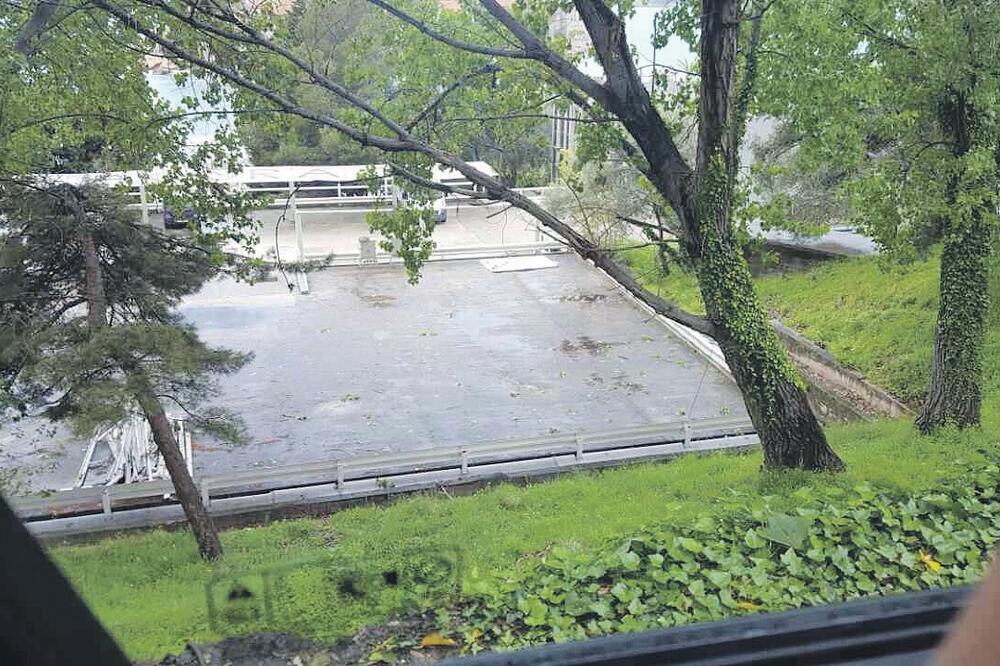 garaža hotrel Sveti Stefan, Foto: Vuk Lajović