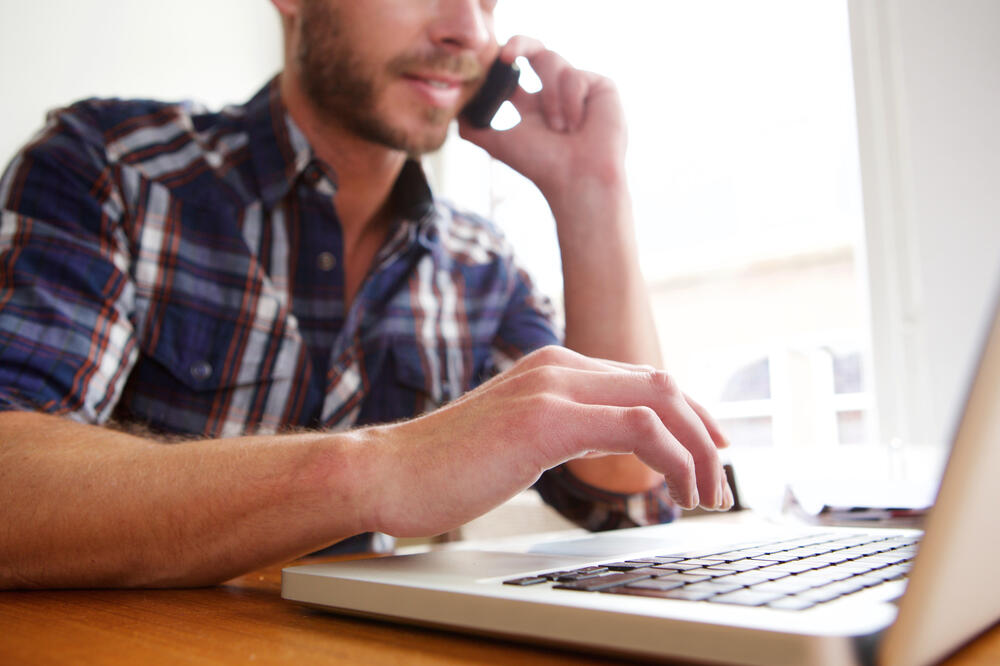 telefon, kompjuter, Foto: Shutterstock