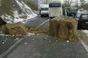 Odron nakratko prekinuo saobraćaj ka Žabljaku