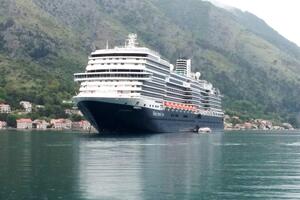 "Koningsdam" prvi put u Kotoru, doveo 2.500 putnika