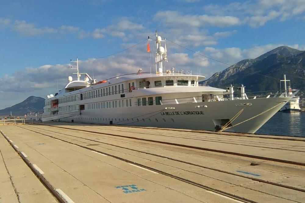 Kruzer u Baru, Foto: Radomir Petrić