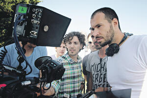 Cinični humor i burleskni ton